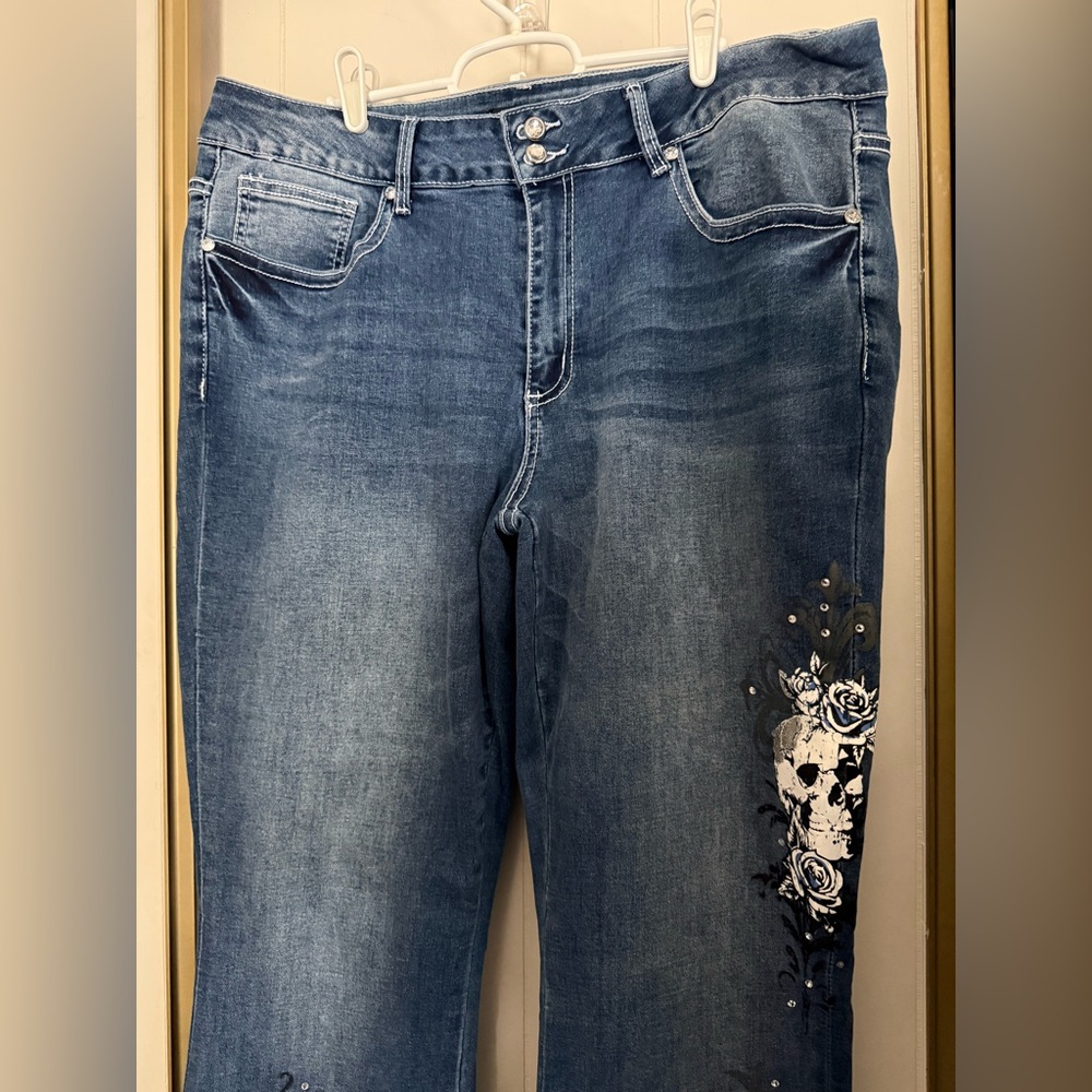 🆕 Hot Topic Dark Indigo Skull Rose Rhinestone Flare Denim Pants Plus Size 18 - Picture 6 of 12